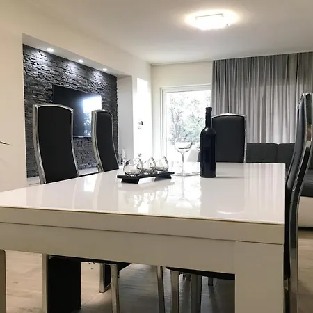Three Bedroom With Pool Stiv 公寓 *