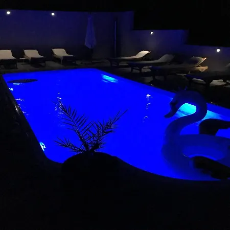 公寓 Three Bedroom With Pool Stiv 索林